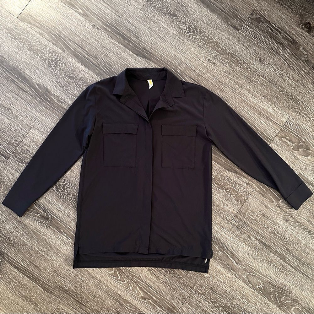 Lucy polyester spandex button down